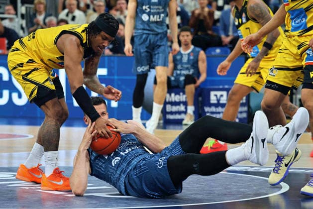 v. li. im Zweikampf, Terrell Harris (MHP Ludwigsburg Riesen, 8) gegen Paul Zipser (MLP Academics Heidelberg, 09) GER, MLP Academics Heidelberg vs. MHP Riesen Ludwigsburg, Basketball, easycredit Basketball Bundesliga, 30.Spieltag, Saison, 2025 2026, 18.04.2026 GER, MLP Academics Heidelberg vs. MHP Riesen Ludwigsburg, Basketball, easycredit Basketball Bundesliga, 30.Spieltag, Saison, 2025 2026, 18.04.2026 Heidelberg Copyright: xEibner-Pressefoto JoergxHirschx EP_JHH