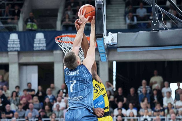 v. li. im Zweikampf direkt am Korb , Dusan Neskovic (MLP Academics Heidelberg, 07), Maxwell Dongmo Temoka (MHP Ludwigsburg Riesen, 39) GER, MLP Academics Heidelberg vs. MHP Riesen Ludwigsburg, Basketball, easycredit Basketball Bundesliga, 30.Spieltag, Saison, 2025 2026, 18.04.2026 GER, MLP Academics Heidelberg vs. MHP Riesen Ludwigsburg, Basketball, easycredit Basketball Bundesliga, 30.Spieltag, Saison, 2025 2026, 18.04.2026 Heidelberg Copyright: xEibner-Pressefoto JoergxHirschx EP_JHH