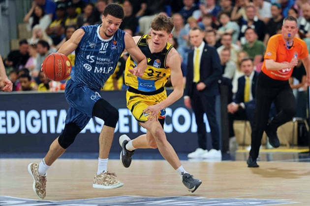 Sport Bilder des Tages v.li.Samuell Williamson (MLP Academics Heidelberg, 10), Julis Baumer (MHP Ludwigsburg Riesen, 37) GER, MLP Academics Heidelberg vs. MHP Riesen Ludwigsburg, Basketball, easycredit Basketball Bundesliga, 30.Spieltag, Saison, 2025 2026, 18.04.2026 GER, MLP Academics Heidelberg vs. MHP Riesen Ludwigsburg, Basketball, easycredit Basketball Bundesliga, 30.Spieltag, Saison, 2025 2026, 18.04.2026 Heidelberg Copyright: xEibner-Pressefoto JoergxHirschx EP_JHH