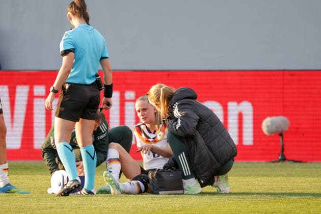 18.04.2026, xgrfx, Fussball WM Qualifikation Frauen, Österreich - Deutschland v.l. Verletzung, Vivien Endemann (Deutsche Frauennationalmannschaft) (DFL DFB REGULATIONS PROHIBIT ANY USE OF PHOTOGRAPHS as IMAGE SEQUENCES and or QUASI-VIDEO) Ried