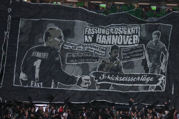 2. Bundesliga - Hannover 96 - SC Paderborn am 18.04.2026 in der Heinz von Heiden Arena in Hannover Die Hannover 96 Fans in der Nordkurve mit einer Choreo, Choreographie, Choreografie, hier ein Detailausschnitt Schicksalsschläge u.a. Robert Enke