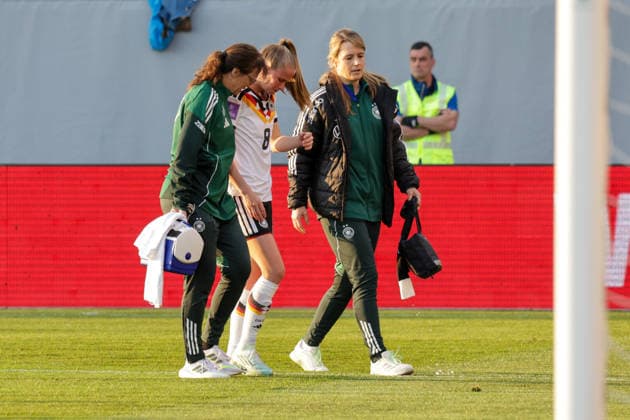 18.04.2026, xgrfx, Fussball WM Qualifikation Frauen, Österreich - Deutschland v.l. Verletzung, Vivien Endemann (Deutsche Frauennationalmannschaft) (DFL DFB REGULATIONS PROHIBIT ANY USE OF PHOTOGRAPHS as IMAGE SEQUENCES and or QUASI-VIDEO) Ried