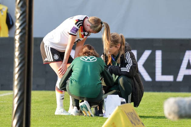 18.04.2026, xgrfx, Fussball WM Qualifikation Frauen, Österreich - Deutschland v.l. Verletzung, Vivien Endemann (Deutsche Frauennationalmannschaft) (DFL DFB REGULATIONS PROHIBIT ANY USE OF PHOTOGRAPHS as IMAGE SEQUENCES and or QUASI-VIDEO) Ried