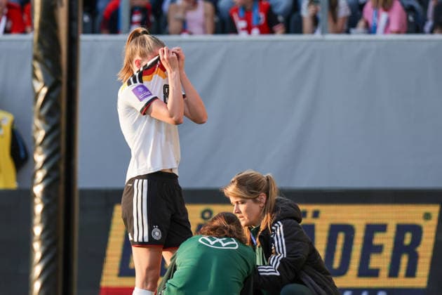 18.04.2026, xgrfx, Fussball WM Qualifikation Frauen, Österreich - Deutschland v.l. Verletzung, Vivien Endemann (Deutsche Frauennationalmannschaft) (DFL DFB REGULATIONS PROHIBIT ANY USE OF PHOTOGRAPHS as IMAGE SEQUENCES and or QUASI-VIDEO) Ried