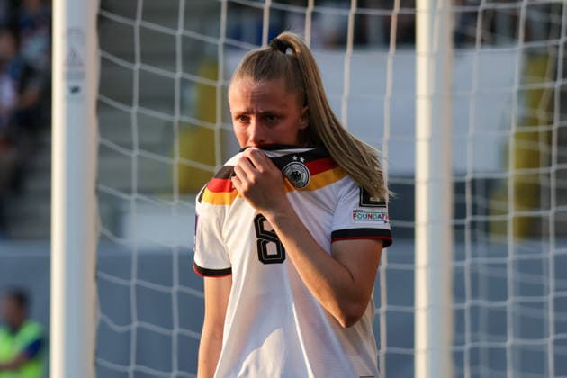 18.04.2026, xgrfx, Fussball WM Qualifikation Frauen, Österreich - Deutschland v.l. Verletzung, Vivien Endemann (Deutsche Frauennationalmannschaft) (DFL DFB REGULATIONS PROHIBIT ANY USE OF PHOTOGRAPHS as IMAGE SEQUENCES and or QUASI-VIDEO) Ried