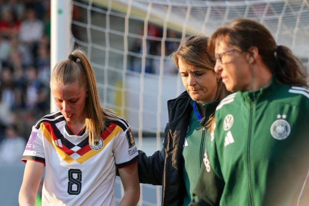 18.04.2026, xgrfx, Fussball WM Qualifikation Frauen, Österreich - Deutschland v.l. Verletzung, Vivien Endemann (Deutsche Frauennationalmannschaft) (DFL DFB REGULATIONS PROHIBIT ANY USE OF PHOTOGRAPHS as IMAGE SEQUENCES and or QUASI-VIDEO) Ried