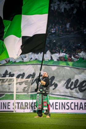 Deutschland: Fussball 2.Bundesliga 2025 2026, 30. Spieltag - Hannover 96 vs SC Paderborn 07 - Heinz von Heiden Arena Stadion (Hannover): Zuschauer, Fans, Tribüne, Fahne, Transparent, Spruchband, Choreographie, Fanchoreo, Hannover