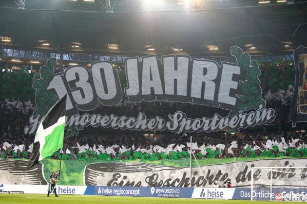Deutschland: Fussball 2.Bundesliga 2025 2026, 30. Spieltag - Hannover 96 vs SC Paderborn 07 - Heinz von Heiden Arena Stadion (Hannover): Zuschauer, Fans, Tribüne, Fahne, Transparent, Spruchband, Choreographie, Fanchoreo, Hannover