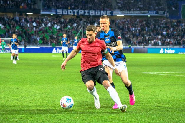 Deutschland: Fussball 2.Bundesliga 2025 2026, 30. Spieltag - Hannover 96 vs SC Paderborn 07 - Heinz von Heiden Arena Stadion (Hannover): im Zweikampf Enzo Leopold (Hannover 96, 8) Filip Bilbija (SC Paderborn 07, 7) Hannover