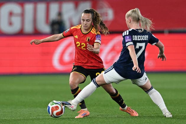 20260418 BELGIUM VS SCOTLAND Jasmien Mathys (22) of Belgium fighting for the ball with Freya Gregory (7) of Scotland during a women football game between the national teams of Belgium, called the Red Flames and Scotland on the 4th matchday in the league phase of the Uefa Womens Qualifiers, on Saturday 18 April 2026 in Leuven , BELGIUM . Photo Sportpix David Catry Leuven BELGIUM  Copyright: xDavidxCatryx 20260418DC2_3446