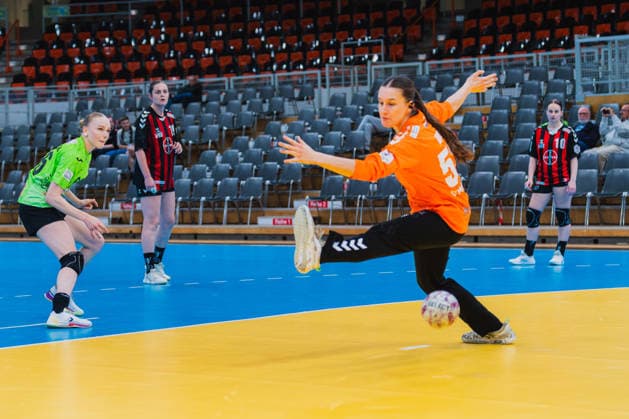 Alissa Katarina Werle (Fuechse Berlin, 66) wirft einen 7Meter, Denise Mol (TSV Bayer 04 Leverkusen, 19), Merle Muth (TSV Bayer 04 Leverkusen, 52) haelt mit dem Fuss, Sophia Cormann (TSV Bayer 04 Leverkusen, 10) TSV Bayer 04 Leverkusen vs. Fuechse Berlin, Handball, 2.Handball-Bundesliga, 24.Spieltag, Saison 2025 26, 18.04.2026, TSV Bayer 04 Leverkusen vs. Fuechse Berlin, Handball, 2.HBL, 24.Spieltag, Saison 2025 26, 18.04.2026 Leverkusen Copyright: xEibner-Pressefoto LukasxBaldygax EP_LBA