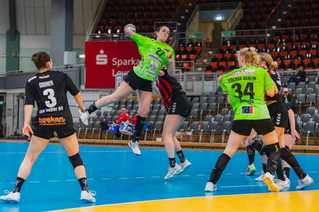 Dana Gruner (TSV Bayer 04 Leverkusen, 03), Nomi in de Braekt (Fuechse Berlin, 27) beim Sprungwurf gedeckt von Denise Mol (TSV Bayer 04 Leverkusen, 19), Jonna Schaube (Fuechse Berlin, 34) im Zweikampf mit Annika Ingenpaß (TSV Bayer 04 Leverkusen, 02) TSV Bayer 04 Leverkusen vs. Fuechse Berlin, Handball, 2.Handball-Bundesliga, 24.Spieltag, Saison 2025 26, 18.04.2026, TSV Bayer 04 Leverkusen vs. Fuechse Berlin, Handball, 2.HBL, 24.Spieltag, Saison 2025 26, 18.04.2026 Leverkusen Copyright: xEibner-Pressefoto LukasxBaldygax EP_LBA