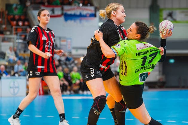 Denise Mol (TSV Bayer 04 Leverkusen, 19), Annika Ingenpaß (TSV Bayer 04 Leverkusen, 02) im Zweikampf mit Angela Cappellaro (Fuechse Berlin, 17) TSV Bayer 04 Leverkusen vs. Fuechse Berlin, Handball, 2.Handball-Bundesliga, 24.Spieltag, Saison 2025 26, 18.04.2026, TSV Bayer 04 Leverkusen vs. Fuechse Berlin, Handball, 2.HBL, 24.Spieltag, Saison 2025 26, 18.04.2026 Leverkusen Copyright: xEibner-Pressefoto LukasxBaldygax EP_LBA