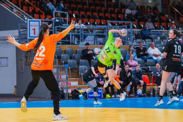 Merle Muth (TSV Bayer 04 Leverkusen, 52) versucht einen Wurf von Leoni Baßiner (Fuechse Berlin, 77) zu halten, Denise Mol (TSV Bayer 04 Leverkusen, 19) TSV Bayer 04 Leverkusen vs. Fuechse Berlin, Handball, 2.Handball-Bundesliga, 24.Spieltag, Saison 2025 26, 18.04.2026, TSV Bayer 04 Leverkusen vs. Fuechse Berlin, Handball, 2.HBL, 24.Spieltag, Saison 2025 26, 18.04.2026 Leverkusen Copyright: xEibner-Pressefoto LukasxBaldygax EP_LBA