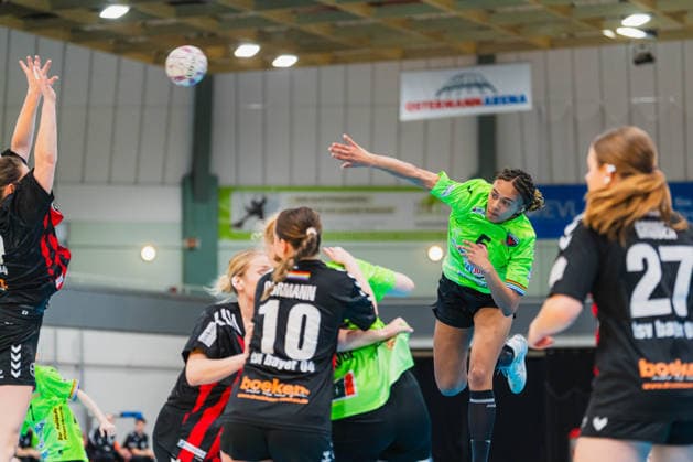 Naomi Conze (Fuechse Berlin, 05) beim Sprungwurf TSV Bayer 04 Leverkusen vs. Fuechse Berlin, Handball, 2.Handball-Bundesliga, 24.Spieltag, Saison 2025 26, 18.04.2026, TSV Bayer 04 Leverkusen vs. Fuechse Berlin, Handball, 2.HBL, 24.Spieltag, Saison 2025 26, 18.04.2026 Leverkusen Copyright: xEibner-Pressefoto LukasxBaldygax EP_LBA