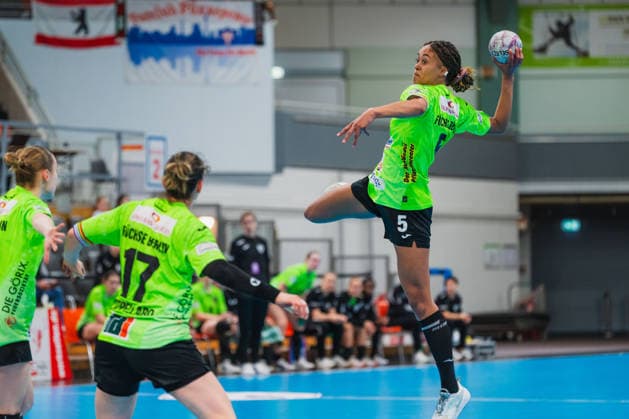 Naomi Conze (Fuechse Berlin, 05) beim Sprungwurf TSV Bayer 04 Leverkusen vs. Fuechse Berlin, Handball, 2.Handball-Bundesliga, 24.Spieltag, Saison 2025 26, 18.04.2026, TSV Bayer 04 Leverkusen vs. Fuechse Berlin, Handball, 2.HBL, 24.Spieltag, Saison 2025 26, 18.04.2026 Leverkusen Copyright: xEibner-Pressefoto LukasxBaldygax EP_LBA