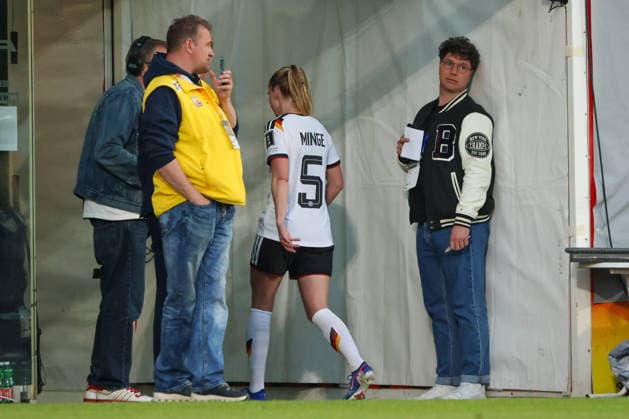 Ried im Innkreis, Österreich 18. April 2026: Frauen WM-Qualifikationsspiel Österreich vs. Deutschland - Länderspiel Im Bild: v.li. die Dritte Janina Minge (Deutschland) sieht nach einer Notbremse an Julia Hickelsberger (Österreich), nicht im Bild, die rote Karte und erhält einen Platzverweis Copyright: HMBxMedia MadeleinexFantini