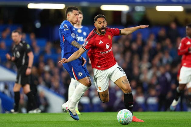 London, England, 18th April 2026. Enzo Fernandez of Chelsea and Matheus Cunha of Manchester United, ManU challenge for the ball during the Chelsea vs Manchester United Premier League match at Stamford Bridge, London. Picture credit should read: Paul Terry Sportimage EDITORIAL USE ONLY. No use with unauthorised audio, video, data, fixture lists, club league logos or live services. Online in-match use limited to 120 images, no video emulation. No use in betting, games or single club league player publications. SPI_023_PT_Chelsea_Man_Utd SPI-4701-0023