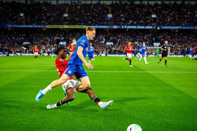 Chelsea v Manchester United, ManU Premier League Ayden Heaven (26) of Manchester United slides in and tackles Liam Delap (9) of Chelsea during the Premier League match between Chelsea and Manchester United at Stamford Bridge, London, UK on 18 April 2026. Editorial use only DataCo restrictions apply See www.football-dataco.com , Copyright: xNigelxKeenex PSI-24104-0025