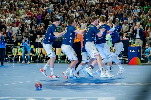 Köln, 18.04.2026, Handball, Herren, Lidl Final4, DHB Pokal, Halbfinale, Bergischer HC - SC Magdeburg Das Team stürmt auf Noah Beyer (Bergischer HC, 2) zu Köln Lanxess Arena NRW Germany