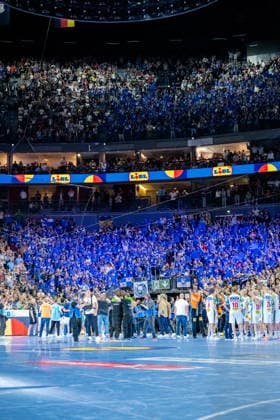 Köln, 18.04.2026, Handball, Herren, Lidl Final4, DHB Pokal, Halbfinale, Bergischer HC - SC Magdeburg Das Team das BHC vor ihrer Fankurve nachdem Finaleinzug Köln Lanxess Arena NRW Germany