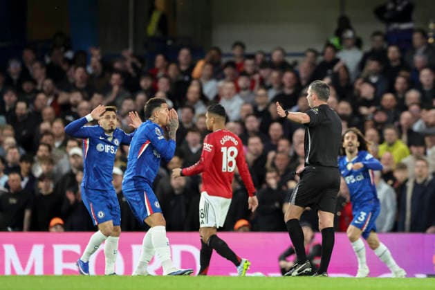 Chelsea v Manchester United, ManU Premier League Chelsea midfielder Enzo Fernandez (8) and Chelsea forward Pedro Neto (7) protest to Referee Michael Oliver during the Chelsea v Manchester United Premier League match at Stamford Bridge, London, England on 18 April 2026 Credit: Phil Duncan Every Second Media Editorial use only. All images are copyright Every Second Media Limited. No images may be reproduced without prior permission. All rights reserved. Premier League and Football League images are subject to licensing agreements with Football DataCo Limited. see https: www.football-dataco.com Copyright: xIMAGO EveryxSecondxMediax ESM-1917-0011 PhilxDuncanx xEveryxSecondxMediax