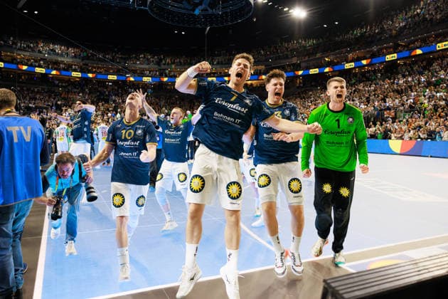 Die Spieler des BHC feiern den Einzug ins Finale des DHB-Pokals, Jubel, Freude, Leidenschaft, Erfolg, Emotion, Begeisterung, positive Emotionen, Fynn HANGSTEIN (Bergischer HC 06, 10), Lukas BECHER (Bergischer HC 06, 07), Soeren STEINHAUS (Bergischer HC 06, 53), Christopher RUDECK (Bergischer HC 06, 01) GER, Bergischer HC vs. SC Magdeburg, Handball, DHB-Pokal, LIDL Final4, Halbfinale, Spielzeit 2025 2026, 18.04.2026, GER, Bergischer HC vs. SC Magdeburg, Handball, DHB-Pokal, LIDL Final4, Halbfinale, Spielzeit 2025 2026, 18.04.2026, Koeln Copyright: xEibnerxPressefoto OliverxSchmidtx EP_OST
