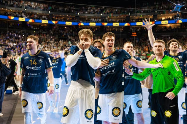 Die Spieler des BHC feiern den Einzug ins Finale des DHB-Pokals, Jubel, Freude, Leidenschaft, Erfolg, Emotion, Begeisterung, positive Emotionen, Kim VOSS-FELS (Bergischer HC 06, 21) GER, Bergischer HC vs. SC Magdeburg, Handball, DHB-Pokal, LIDL Final4, Halbfinale, Spielzeit 2025 2026, 18.04.2026, GER, Bergischer HC vs. SC Magdeburg, Handball, DHB-Pokal, LIDL Final4, Halbfinale, Spielzeit 2025 2026, 18.04.2026, Koeln Copyright: xEibnerxPressefoto OliverxSchmidtx EP_OST