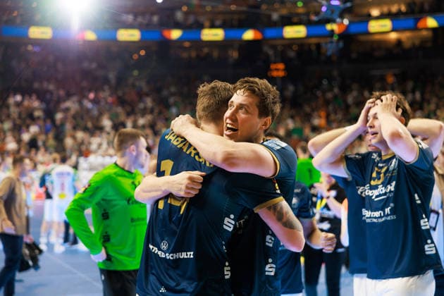 Die Spieler des BHC feiern den Einzug ins Finale des DHB-Pokals, Jubel, Freude, Leidenschaft, Erfolg, Emotion, Begeisterung, positive Emotionen, Gerdas BABARSKAS (Bergischer HC 06, 14), Lars Mitchell KOOIJ (Bergischer HC 06, 15) GER, Bergischer HC vs. SC Magdeburg, Handball, DHB-Pokal, LIDL Final4, Halbfinale, Spielzeit 2025 2026, 18.04.2026, GER, Bergischer HC vs. SC Magdeburg, Handball, DHB-Pokal, LIDL Final4, Halbfinale, Spielzeit 2025 2026, 18.04.2026, Koeln Copyright: xEibnerxPressefoto OliverxSchmidtx EP_OST