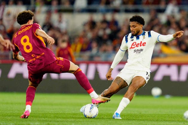 AS Roma v Atalanta BC - Serie A Enilive Ederson of Atalanta BC and Neil El Aynaoui of AS Roma compete for the ball during the serie Serie A Enilive match between AS Roma and Atalanta BC at Stadio Olimpico on April 18, 2026 in Rome, Italy Rome Stadio Olimpico Lazio Italy Copyright: xGiuseppexMaffiax 260418_SerieA_Roma-Atalanta_GM_04897