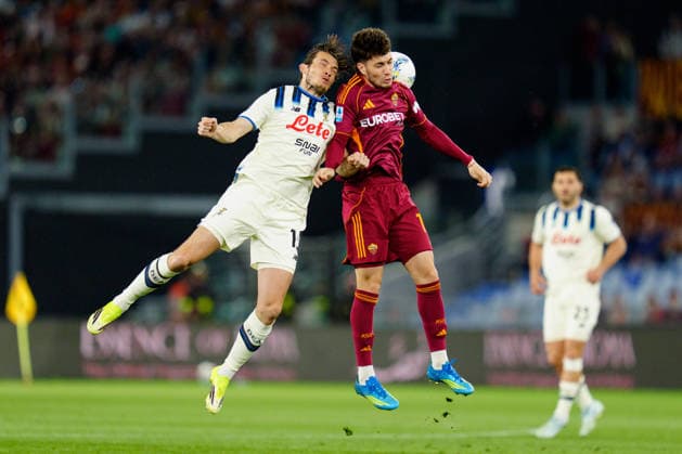 AS Roma v Atalanta BC - Serie A Enilive Marten de Roon of Atalanta BC and Matias Soule of AS Roma jump for the ball during the serie Serie A Enilive match between AS Roma and Atalanta BC at Stadio Olimpico on April 18, 2026 in Rome, Italy Rome Stadio Olimpico Lazio Italy Copyright: xGiuseppexMaffiax 260418_SerieA_Roma-Atalanta_GM_04912