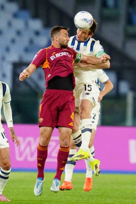 AS Roma v Atalanta BC - Serie A Enilive Bryan Cristante of AS Roma and Marten de Roon of Atalanta BC jump for the ball during the serie Serie A Enilive match between AS Roma and Atalanta BC at Stadio Olimpico on April 18, 2026 in Rome, Italy Rome Stadio Olimpico Lazio Italy Copyright: xGiuseppexMaffiax 260418_SerieA_Roma-Atalanta_GM_04945