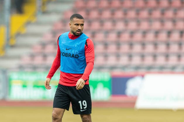 Daniel-Kofi Kyereh (SC Freiburg II) schaut waehrend des spiels der Regionalliga Südwest zwischen KSV Hessen Kassel und SC Freiburg II, Auestadion Kassel am 18. April 2026 in Kassel, Deutschland. (Foto von Mario Hommes DeFodi Images) +++ Daniel-Kofi Kyereh (SC Freiburg II) looks on during the South-West Regional League match between KSV Hessen Kassel and SC Freiburg II at Auestadion Kassel on April 18, 2026 in Kassel, Germany. (Photo by Mario Hommes DeFodi Images) (BILD ZEITUNG OUT) DFB regulations prohibit any use of photographs as image sequences and or quasi-video. - *** Daniel Kofi Kyereh SC Freiburg II looks on during the South West Regional League match between KSV Hessen Kassel and SC Freiburg II at Auestadion Kassel on April 18, 2026 in Kassel, Germany, Germany Photo by Mario Hommes DeFodi Images Daniel Kofi Kyereh SC Freiburg II looks on during the South West Regional League match between KSV Hessen Kassel and SC Freiburg II at Auestadion Kassel on April 18, 2026 in Kassel, Germany Photo by Mario Hommes DeFodi Images BILD ZEITUNG OUT DFB regulations prohibit any use of photographs as image sequences and or quasi video