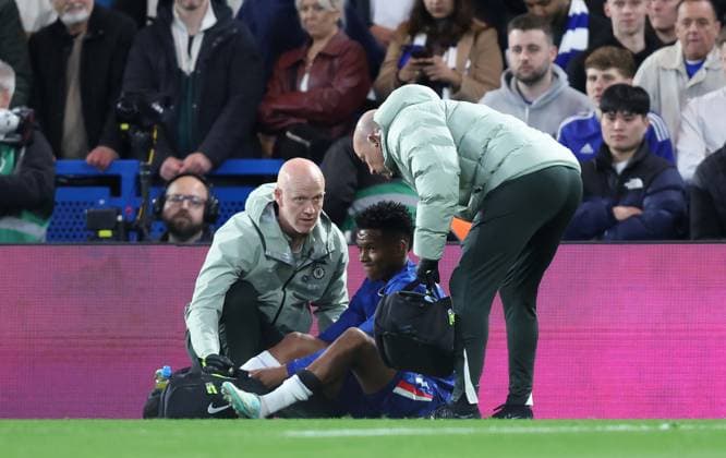 Premier League - Chelsea FC v Manchester United, ManU FC LONDON, ENGLAND, APRIL 18: Estevao of Chelsea goes down injured and is substituted off the pitch injured during the match between Chelsea FC and Manchester United FC in the Premier League match at Stamford Bridge Stadium in London, England, on April 18. (Photo by Daniel Weir) London Stamford Bridge Stadium England Copyright: xDanielxWeir SportsxPressxPhotox Sportspressphoto_SPR132457