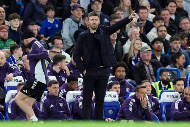 Chelsea v Manchester United, ManU Premier League Manchester United head coach Michael Carrick reacts and gestures during the Chelsea v Manchester United Premier League match at Stamford Bridge, London, England on 18 April 2026 Credit: Phil Duncan Every Second Media Editorial use only. All images are copyright Every Second Media Limited. No images may be reproduced without prior permission. All rights reserved. Premier League and Football League images are subject to licensing agreements with Football DataCo Limited. see https: www.football-dataco.com Copyright: xIMAGO EveryxSecondxMediax ESM-1917-0015 PhilxDuncanx xEveryxSecondxMediax