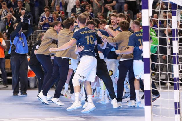 18.04.2026, xgox, Handball - DHB Pokal 1 2 Finale Bergischer HC - SC Magdeburg emspor, v.l. Bergischer HC Jubel ueber den Sieg, Jubel nach Spielende Koeln