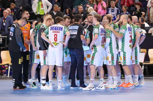 18.04.2026, xgox, Handball - DHB Pokal 1 2 Finale Bergischer HC - SC Magdeburg emspor, v.l. Magdeburg enttaeuscht, schaut enttaeuscht, niedergeschlagen, disappointed Koeln