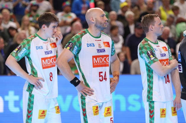 18.04.2026, xgox, Handball - DHB Pokal 1 2 Finale Bergischer HC - SC Magdeburg emspor, v.l. Manuel Zehnder (Magdeburg, 8), Oscar Bergendahl (Magdeburg, 54) enttaeuscht, schaut enttaeuscht, niedergeschlagen, disappointed Koeln