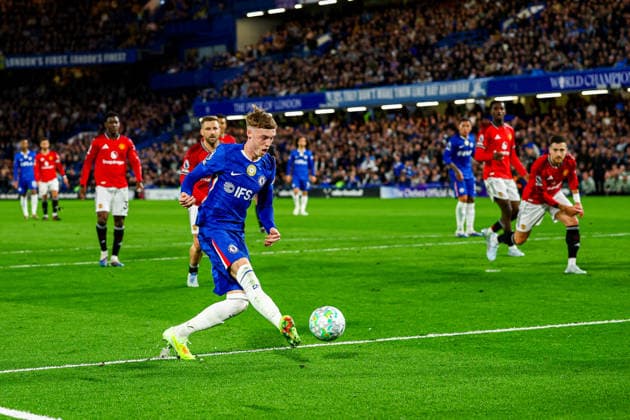 Chelsea v Manchester United, ManU Premier League Cole Palmer (10) of Chelsea shoots towards the goal during the Premier League match between Chelsea and Manchester United at Stamford Bridge, London, UK on 18 April 2026. Editorial use only DataCo restrictions apply See www.football-dataco.com , Copyright: xNigelxKeenex PSI-24104-0044