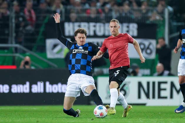 Calvin Brackelmann (SC Paderborn 07) und Maurice Neubauer (Hannover 96) kaempfen um den Ball, 2. Bundesliga, Hannover 96 v SC Paderborn 07, Heinz von Heiden Arena am 18. April 2026 in Hannover, Deutschland. (Foto von Marco Steinbrenner DeFodi Images) Calvin Brackelmann (SC Paderborn 07) und Maurice Neubauer (Hannover 96) battle for the ball, 2. Bundesliga, Hannover 96 v SC Paderborn 07, Heinz von Heiden Arena, April 18, 2026 in Hanover, Germany. (Photo by Marco Steinbrenner DeFodi Images) -
