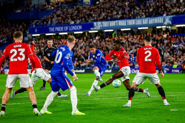 Chelsea v Manchester United, ManU Premier League Enzo Fernandez (8) of Chelsea shoots towards the goal during the Premier League match between Chelsea and Manchester United at Stamford Bridge, London, UK on 18 April 2026. Editorial use only DataCo restrictions apply See www.football-dataco.com , Copyright: xNigelxKeenex PSI-24104-0045