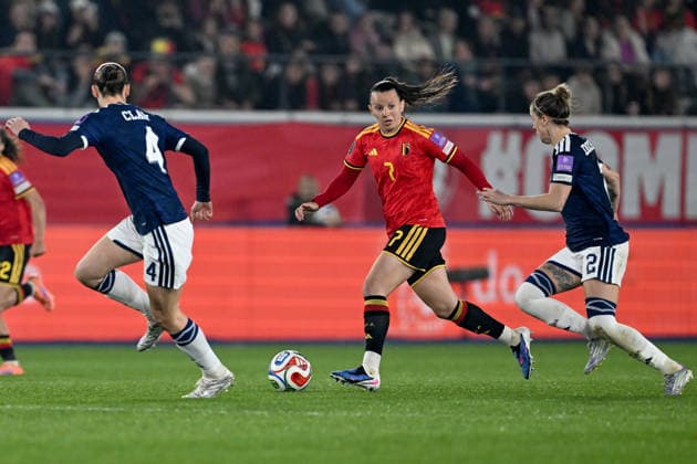 20260418 BELGIUM VS SCOTLAND Hannah Eurlings (7) of Belgium pictured in a duel with Nicola Docherty (2) of Scotland during a women football game between the national teams of Belgium, called the Red Flames and Scotland on the 4th matchday in the league phase of the Uefa Womens Qualifiers, on Saturday 18 April 2026 in Leuven , BELGIUM . Photo Sportpix David Catry Leuven BELGIUM  Copyright: xDavidxCatryx 20260418DC2_3926
