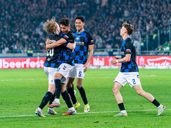 Felix Goetze (SC Paderborn, 20), Stefano Marino (SC Paderborn, 30), Santiago Castaneda (SC Paderborn, 05) und Ruben Mueller (SC Paderborn, 02) jubeln nach dem 0:1 Tor Hannover 96 vs. SC Paderborn, Fussball, 2. Bundesliga, 30. Spieltag, Saison 2025 2026, 18.04.2026 DFL REGULATIONS PROHIBIT ANY USE OF PHOTOGRAPHS AS IMAGE SEQUENCES AND OR QUASI-VIDEO, Hannover 96 vs. SC Paderborn, Fussball, 2. Bundesliga, 30. Spieltag, Saison 2025 2026, 18.04.2026 Hannover