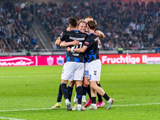 Felix Goetze (SC Paderborn, 20), Stefano Marino (SC Paderborn, 30), Santiago Castaneda (SC Paderborn, 05) und Ruben Mueller (SC Paderborn, 02) jubeln nach dem 0:1 Tor Hannover 96 vs. SC Paderborn, Fussball, 2. Bundesliga, 30. Spieltag, Saison 2025 2026, 18.04.2026 DFL REGULATIONS PROHIBIT ANY USE OF PHOTOGRAPHS AS IMAGE SEQUENCES AND OR QUASI-VIDEO, Hannover 96 vs. SC Paderborn, Fussball, 2. Bundesliga, 30. Spieltag, Saison 2025 2026, 18.04.2026 Hannover