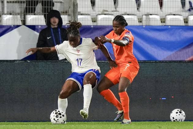 AUXERRE - (lr) Sandy Baltimore of France, Lineth Beerensteyn of the Netherlands during the World Cup Qualifying match between France (women) and the Netherlands (women) at Stade AbbÃ -Deschamps on 18 April 2026 in Auxerre, France. TOBIAS KLEUVER ANP FIFA Women s World Cup 2027 Qualifier 2025-2026 xVIxANPxSportx xxANPxIVx 556138441 originalFilename: 556138441.jpg