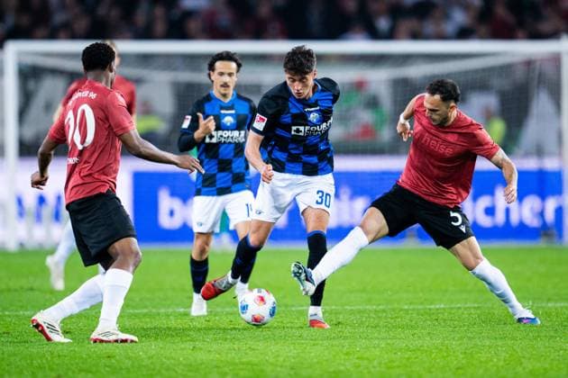 18.04.2026 - Fußball, 2025 2026, 2. Bundesliga, 30. Spieltag, Hannover 96 - SC Paderborn 07: (L-R) Ime Okon (Hannover), Stefano Marino (Paderborn), Ime Okon (Hannover) DFL REGULATIONS PROHIBIT ANY USE OF PHOTOGRAPHS AS IMAGE SEQUENCES AND OR QUASI-VIDEO.