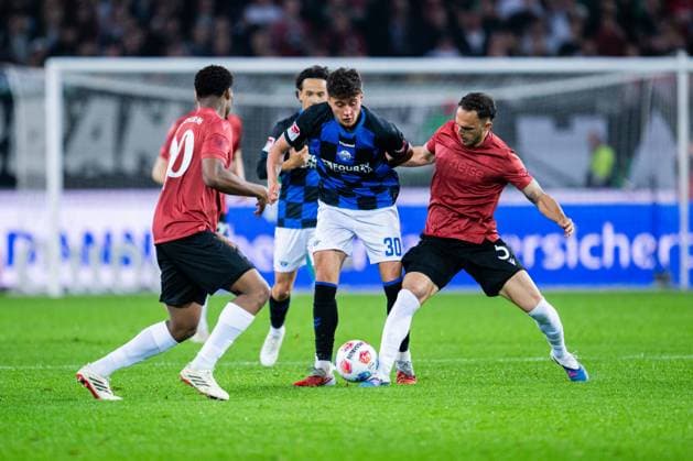 18.04.2026 - Fußball, 2025 2026, 2. Bundesliga, 30. Spieltag, Hannover 96 - SC Paderborn 07: (L-R) Ime Okon (Hannover), Stefano Marino (Paderborn), Ime Okon (Hannover) DFL REGULATIONS PROHIBIT ANY USE OF PHOTOGRAPHS AS IMAGE SEQUENCES AND OR QUASI-VIDEO.