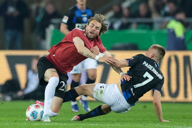 Kolja Oudenne (Hannover 96) und Filip Bilbija (SC Paderborn 07) kaempfen um den Ball, 2. Bundesliga, Hannover 96 v SC Paderborn 07, Heinz von Heiden Arena am 18. April 2026 in Hannover, Deutschland. (Foto von Marco Steinbrenner DeFodi Images) Kolja Oudenne (Hannover 96) und Filip Bilbija (SC Paderborn 07) battle for the ball, 2. Bundesliga, Hannover 96 v SC Paderborn 07, Heinz von Heiden Arena, April 18, 2026 in Hanover, Germany. (Photo by Marco Steinbrenner DeFodi Images) -