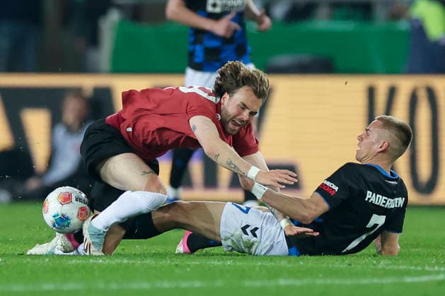 Kolja Oudenne (Hannover 96) und Filip Bilbija (SC Paderborn 07) kaempfen um den Ball, 2. Bundesliga, Hannover 96 v SC Paderborn 07, Heinz von Heiden Arena am 18. April 2026 in Hannover, Deutschland. (Foto von Marco Steinbrenner DeFodi Images) Kolja Oudenne (Hannover 96) und Filip Bilbija (SC Paderborn 07) battle for the ball, 2. Bundesliga, Hannover 96 v SC Paderborn 07, Heinz von Heiden Arena, April 18, 2026 in Hanover, Germany. (Photo by Marco Steinbrenner DeFodi Images) -