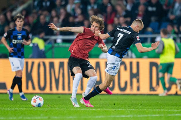 18.04.2026 - Fußball, 2025 2026, 2. Bundesliga, 30. Spieltag, Hannover 96 - SC Paderborn 07: (L-R) Kolja Oudenne (Hannover), Filip Bilbija (Paderborn) DFL REGULATIONS PROHIBIT ANY USE OF PHOTOGRAPHS AS IMAGE SEQUENCES AND OR QUASI-VIDEO.